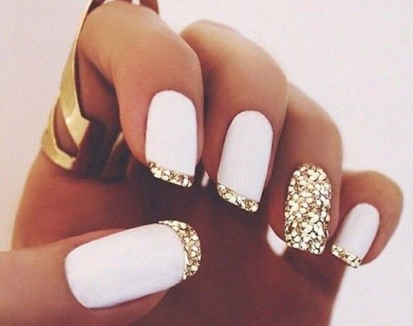 15 Stunning New Year S Eve Nail Art Trends Gold Glitter Tipped White Nails