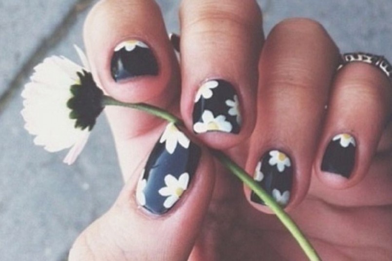 Daisy floral nail polish