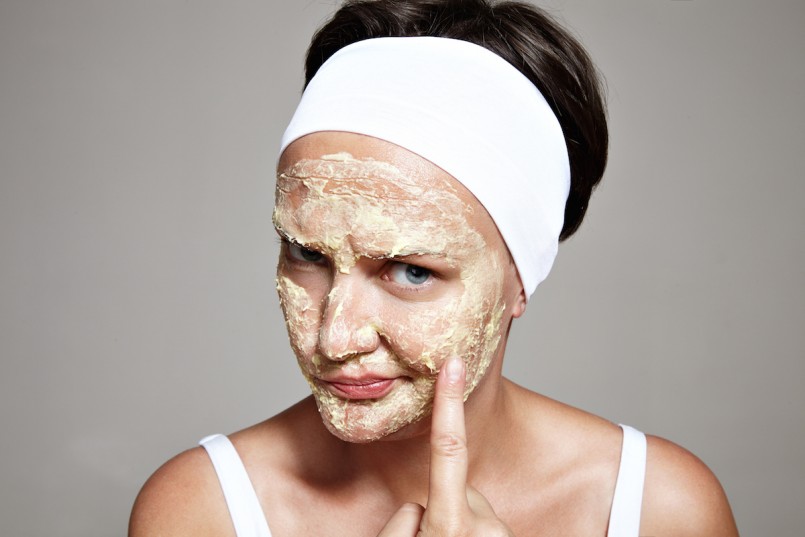 woman is not satisfied with her skin