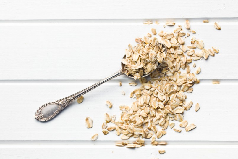 the oat flakes in spoon